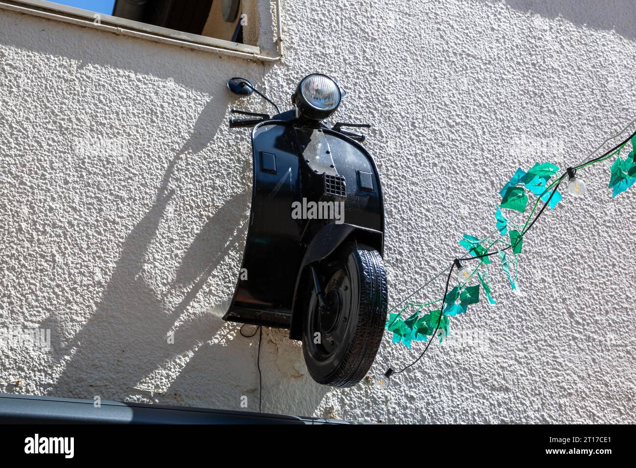 Bordeaux , France - 09 22 2023 : vespa scooter coupant moto italienne dans le bâtiment de décoration de façade murale Banque D'Images