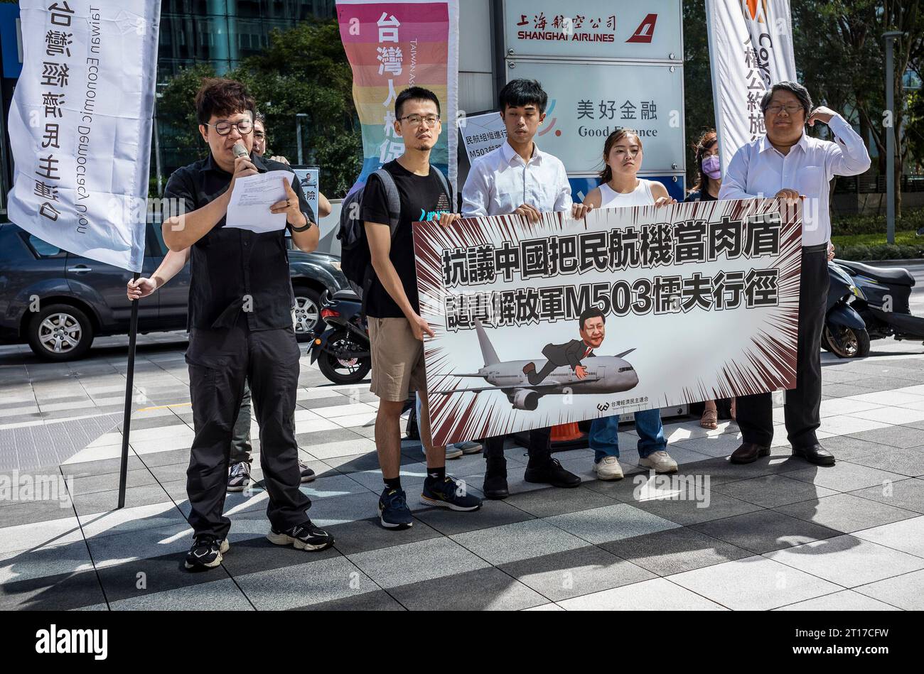 Taipei, Taiwan le 12/10/2023. Des manifestants de l'"Union de la démocratie économique de Taiwan" manifestent devant les bureaux de "China Eastern Airlines" à Taipei, Taiwan, le 12/10/2023. Ils tiennent une affiche montrant une caricature de Xi Jinping, le leader chinois, à bord d'un avion. La manifestation est en réponse aux actions de l'armée chinoise, qui a délibérément utilisé les vols commerciaux de 'Cathay Pacific' comme couverture le long de la route M503, conduisant à la confusion pour les forces aériennes taïwanaises. La décision de l'armée chinoise viole une promesse de ne pas utiliser cette route à des fins militaires, et les manifestants le sont Banque D'Images