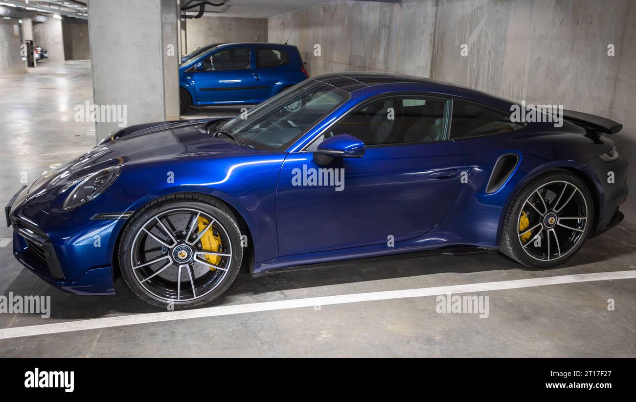 Voiture de marque Porsche 992 Turbo S garée dans un parking souterrain Banque D'Images