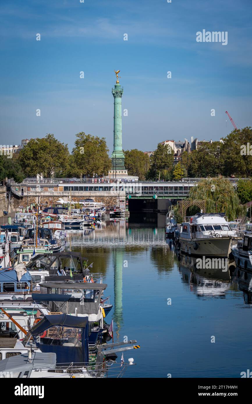 Le port de plaisance de l'Arsenal de Paris, sur le Canal Saint-Martin, avec la place de la Bastille et la colonne de juillet en arrière-plan Banque D'Images
