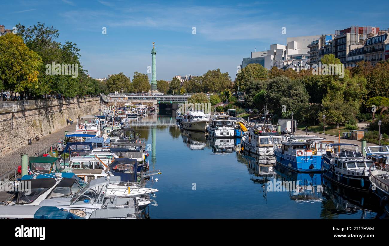 Le port de plaisance de l'Arsenal de Paris, sur le Canal Saint-Martin, avec la place de la Bastille et la colonne de juillet en arrière-plan Banque D'Images