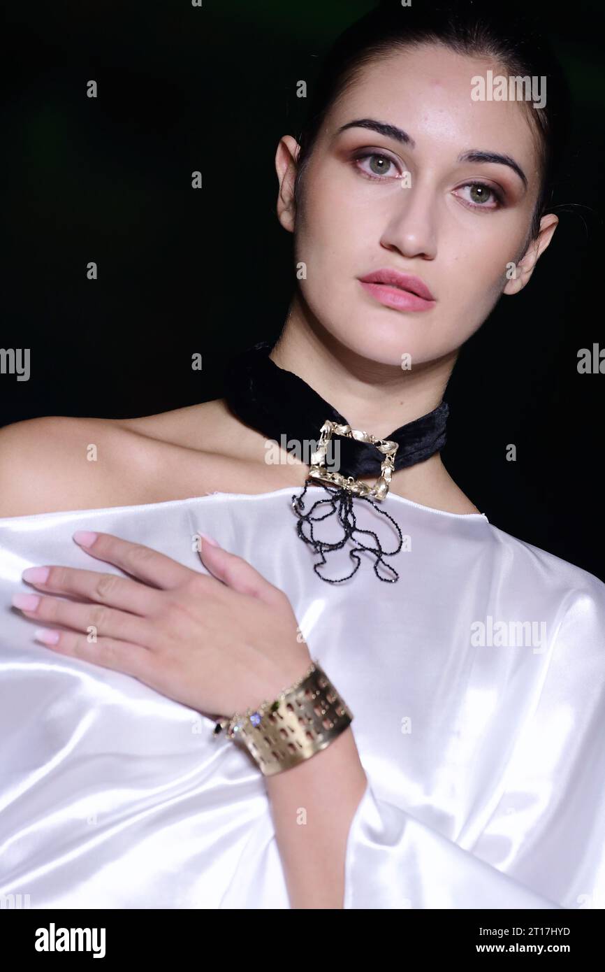 Rome, Italie, 11/10/2023, modèle sur la passerelle de Rome Fashion