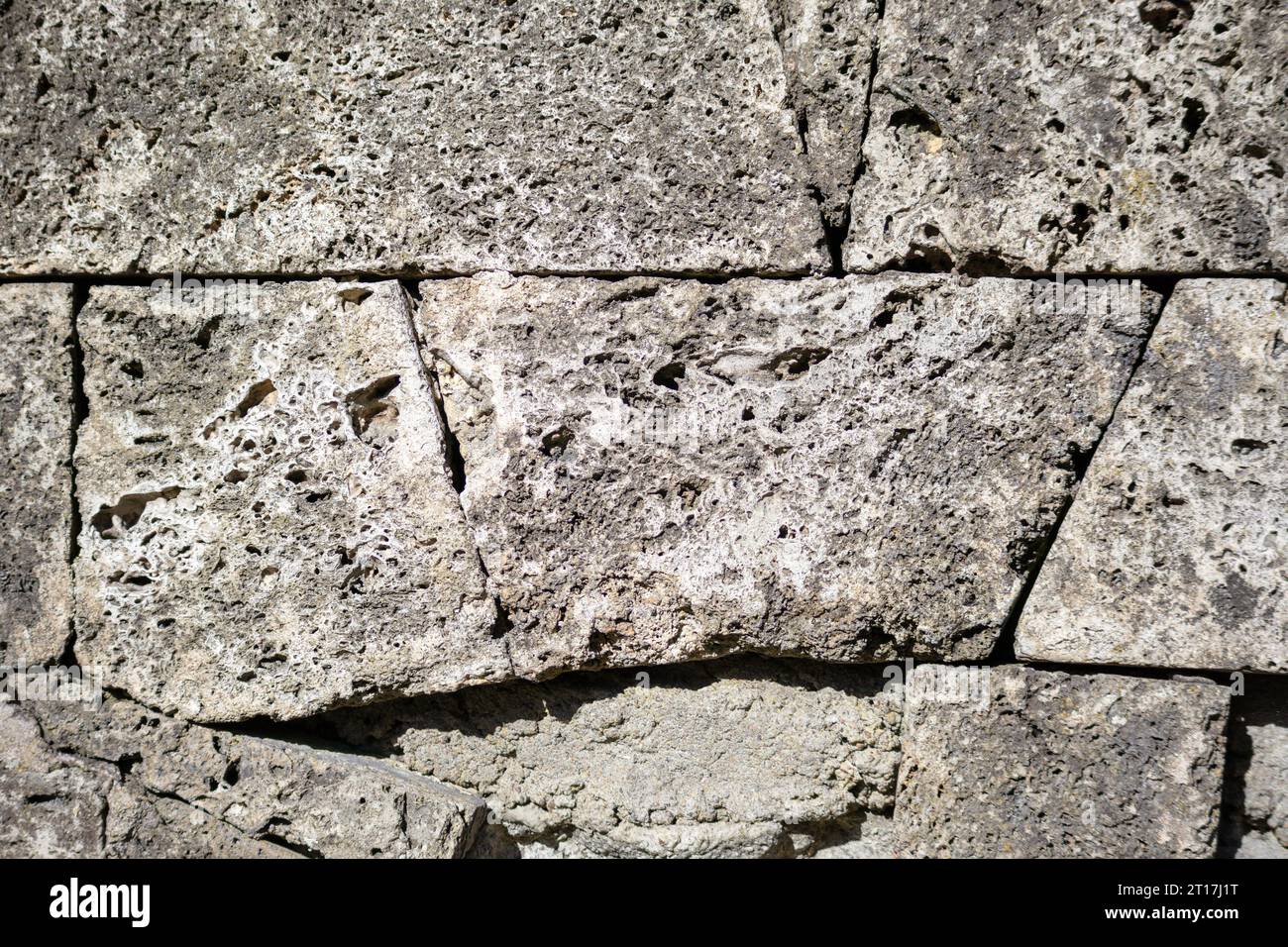 Fragment de paroi en pierre poreuse de couleur grise Banque D'Images