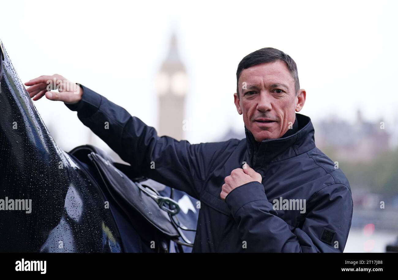 Frankie Dettori lors d'un photocall à Southbank, Londres. Après 37 ans de compétition, la légende sportive se retirera de la selle. La dernière sortie de Frankie sur le sol britannique aura lieu le samedi 21 octobre lors du QIPCO British Champions Day à Ascot. Date de la photo : jeudi 12 octobre 2023. Banque D'Images