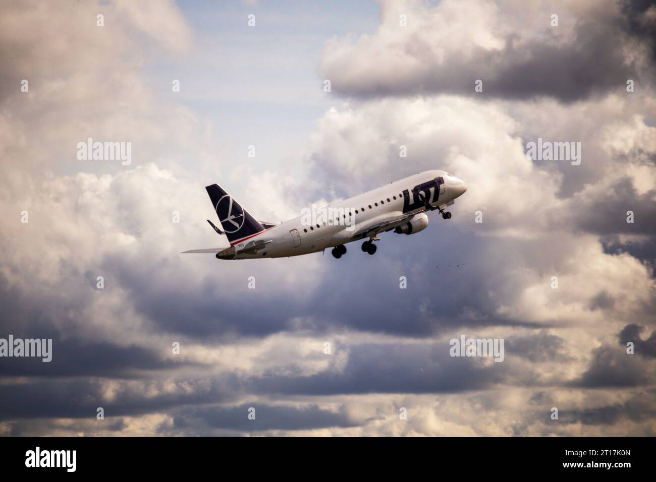 L'avion vole dans le ciel sur fond de ciel nuageux Banque D'Images