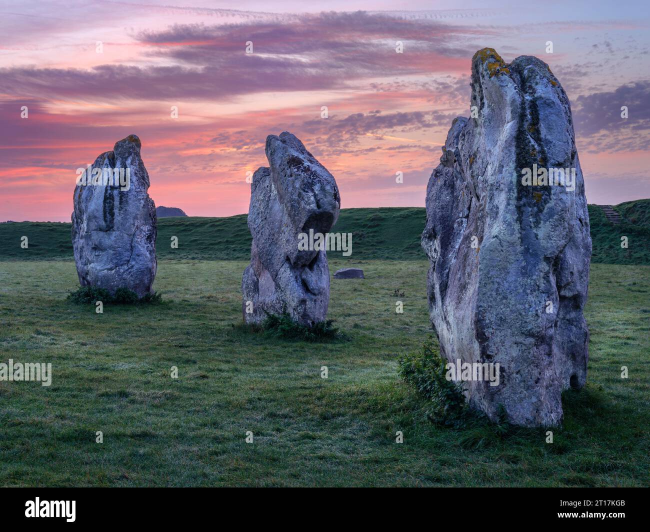 Dimanche 8 octobre 2023 - Un ciel coloré juste avant le lever du soleil, parmi l'ancien cercle de pierre mégalithique à Avebury, Wiltshire. Banque D'Images