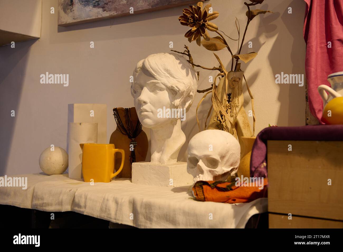 Gros plan. Squelette en plâtre et objets pour le dessin, un modèle de tête sur le bureau, affiché sur une table dans un studio d'art créatif. Cours d'art. Atelier. Painti Banque D'Images