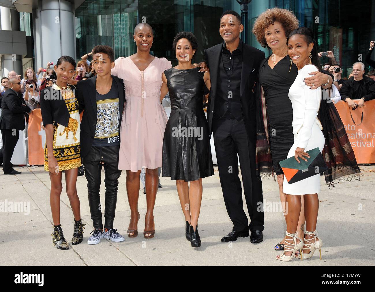 Photo de dossier datée du 9 septembre 2012 de Willow Smith, Jaden Smith, Shola Lynch, Will Smith, Angela Davis et Jada Pinkett-Smith assistent à la projection « Free Angela & All Political Prisoners » lors du 37e Festival international du film de Toronto, à Toronto, Canada. Jada Pinkett Smith a révélé dans une nouvelle interview qu'elle et son mari Will Smith sont séparés depuis 2016. Bien que les acteurs aient vécu des vies complètement séparées pendant sept ans, ils n'étaient pas prêts à confirmer publiquement la nouvelle avant, a-t-elle avoué à NBC. Photo de Lionel Hahn/ABACAPRESS.COM Banque D'Images