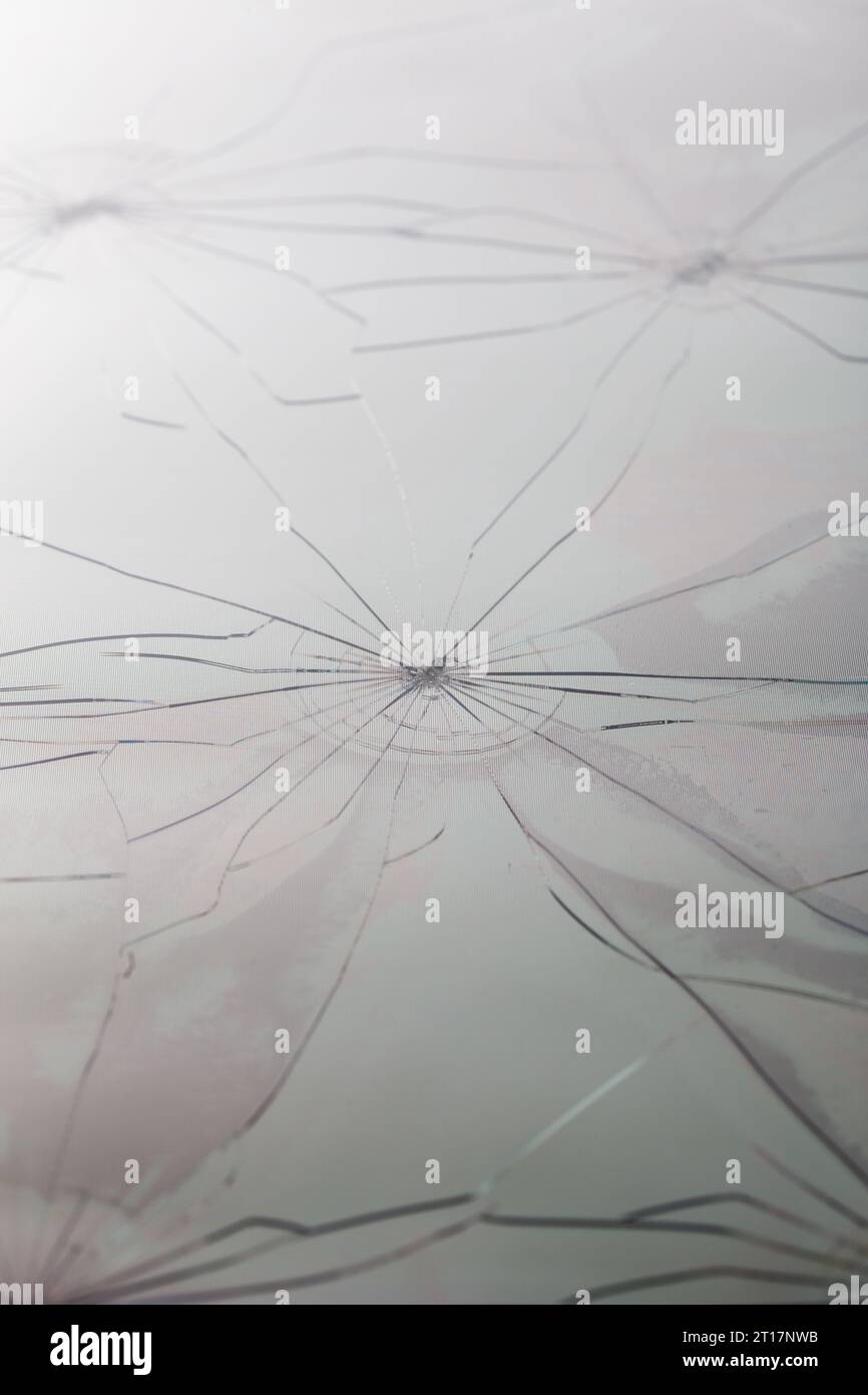 Vue rapprochée de l'écran LCD cassé incliné avec grille de pixels visible et mise au point sélective Banque D'Images