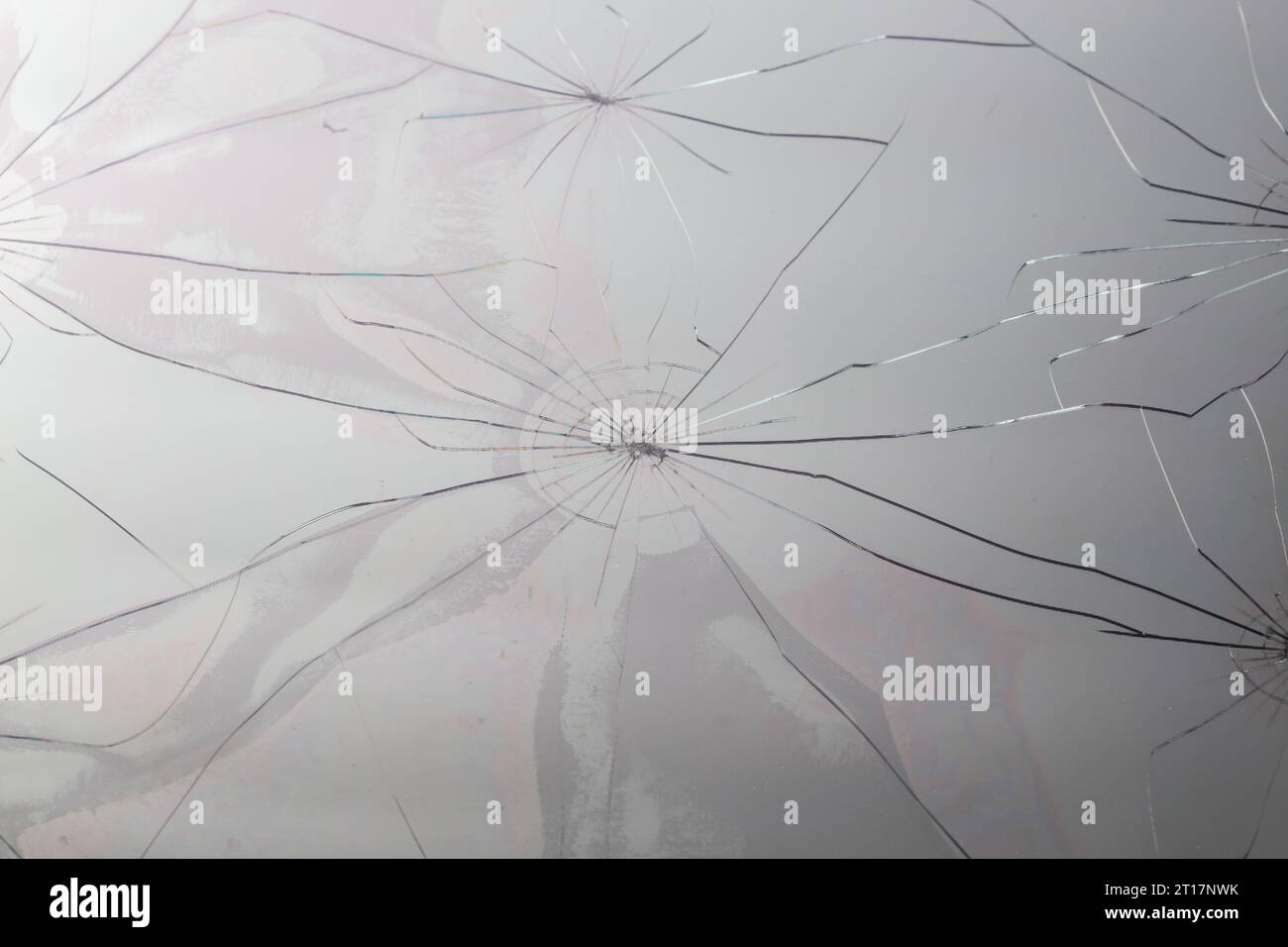 Vue rapprochée de l'écran LCD cassé incliné avec grille de pixels visible et mise au point sélective Banque D'Images