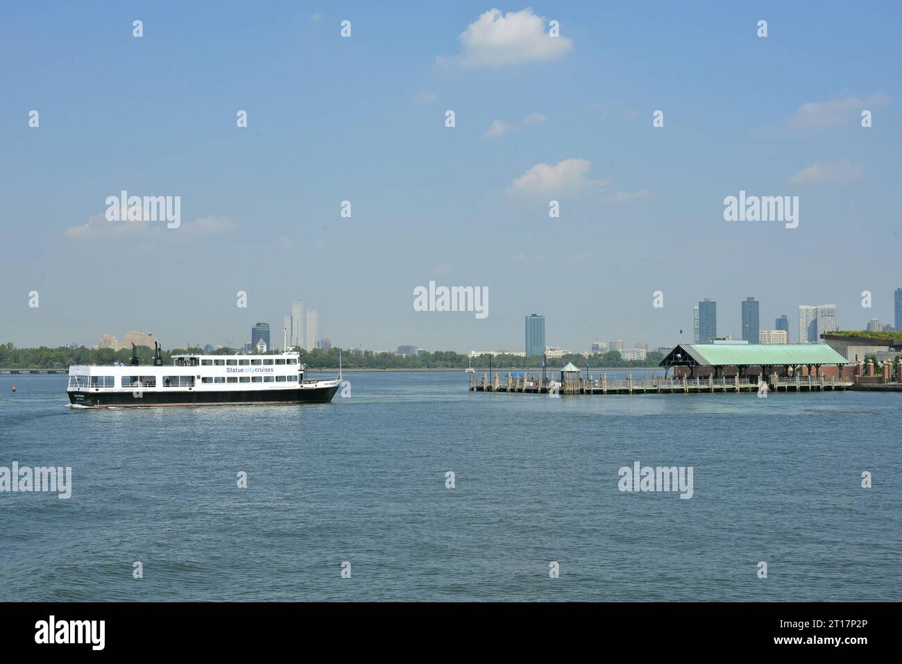 Miss Ellis Island ferry au monument national de la Statue de la liberté, Liberty Island, New York, New York State, États-Unis d'Amérique Banque D'Images