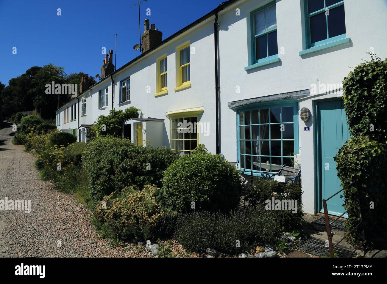 Shingle Road et maisons mitoyennes à South Street, Kingsdown, Deal, Kent, Angleterre, Royaume-Uni Banque D'Images