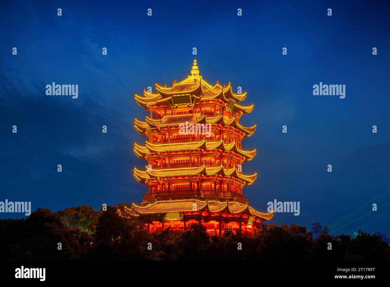 Tour de grue jaune au crépuscule, la tour chinoise traditionnelle à plusieurs étages située sur Sheshan (colline du serpent) à Wuhan, Hubei, Chine Banque D'Images