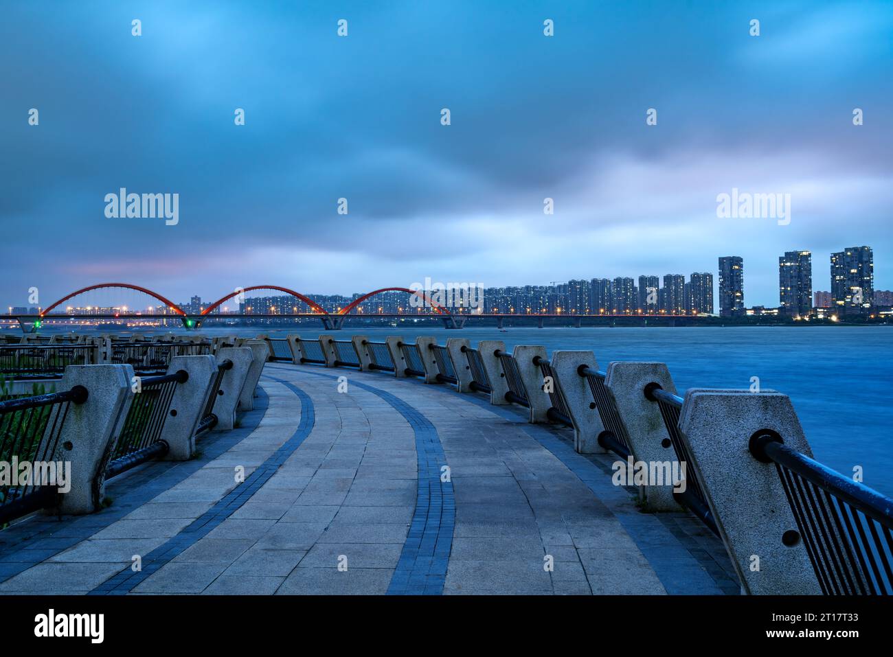 Vue nocturne de Changsha, paysage de la ville le long de la rivière Xiangjiang, Hunan, Chine. Banque D'Images