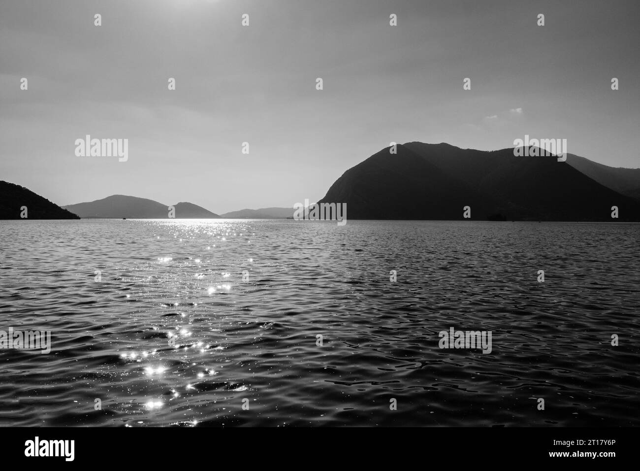 Vue sur le lac d'Iseo vers Monte Isola Lombardie Italie. Septembre 2023 Banque D'Images
