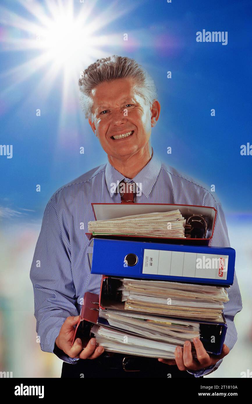 Mann, 55, 60, arbeitet in der Mittagshitze, Strahlende sonne, Hitzefrei, Banque D'Images