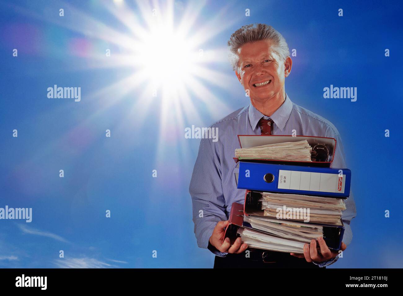 Mann, 55, 60, arbeitet in der Mittagshitze, Strahlende sonne, Hitzefrei, Banque D'Images