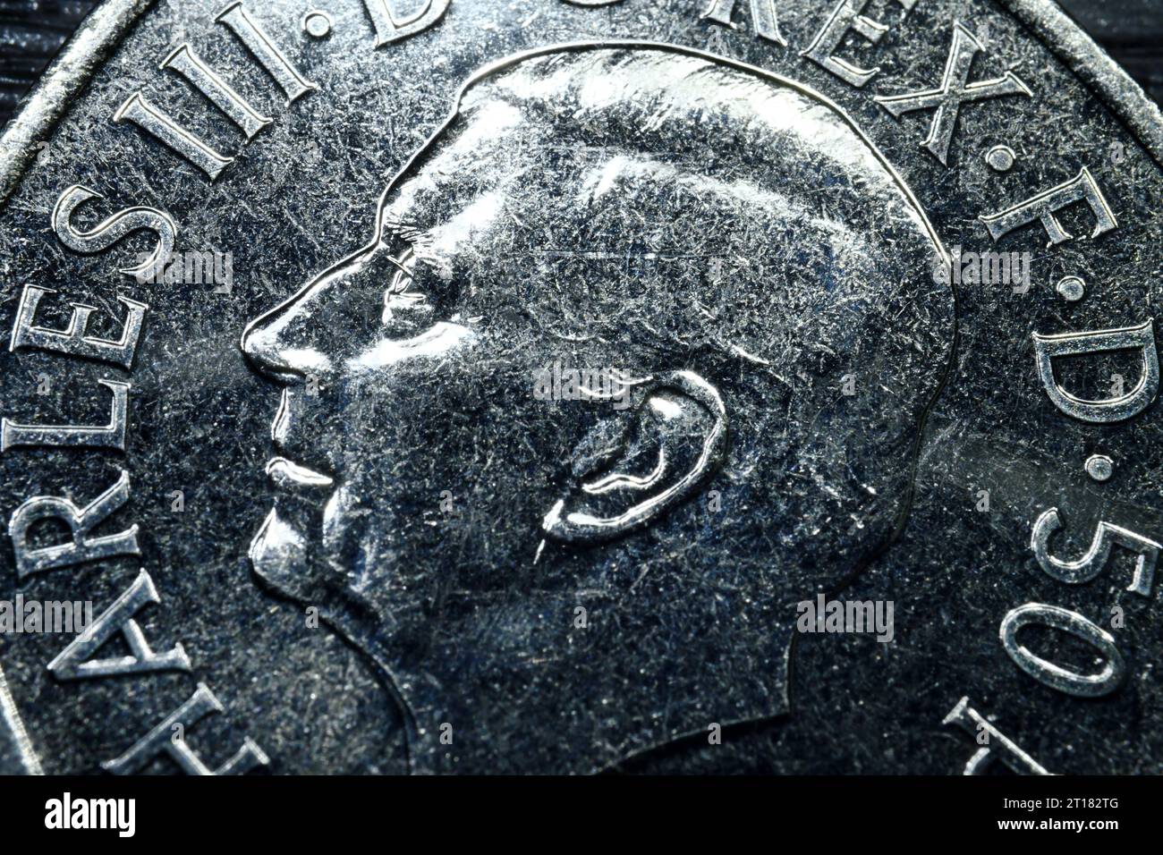 Britische 50 Pence Münze mit dem Portrait von König Charles III Banque D'Images