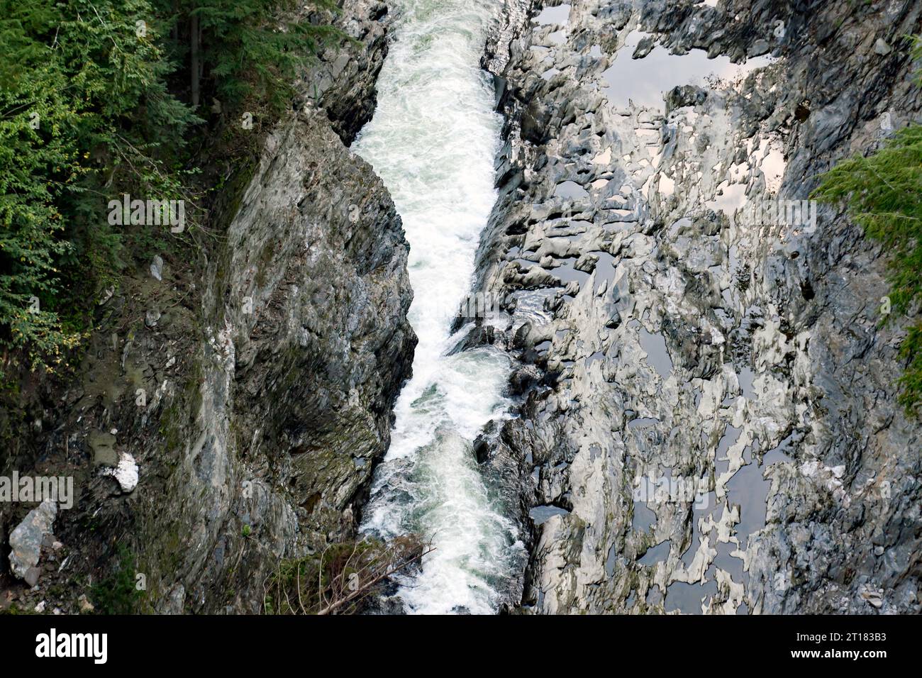 Gros plan d'une partie de la gorge de Quechee, Quechee State Park, en regardant vers le bas depuis le pont de l'U.S. route 4. Banque D'Images