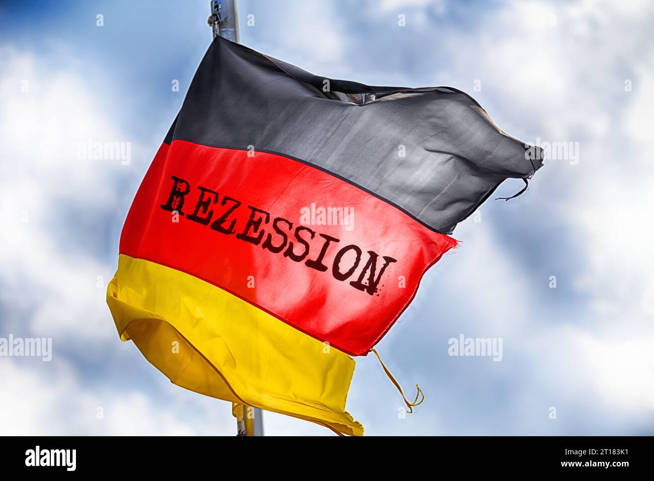 FOTOMONTAGE, Zerschlissene Deutschlandfahne im Wind mit Aufschrift Rezession Banque D'Images