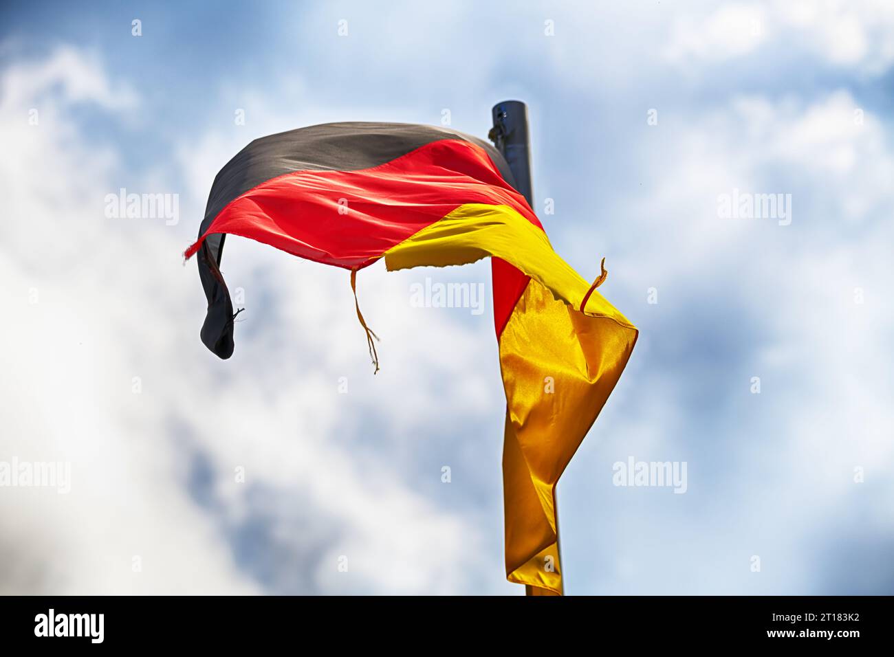 Zerschlissene Deutschlandfahne im Wind, Symbolfoto inflation und Rezession Banque D'Images