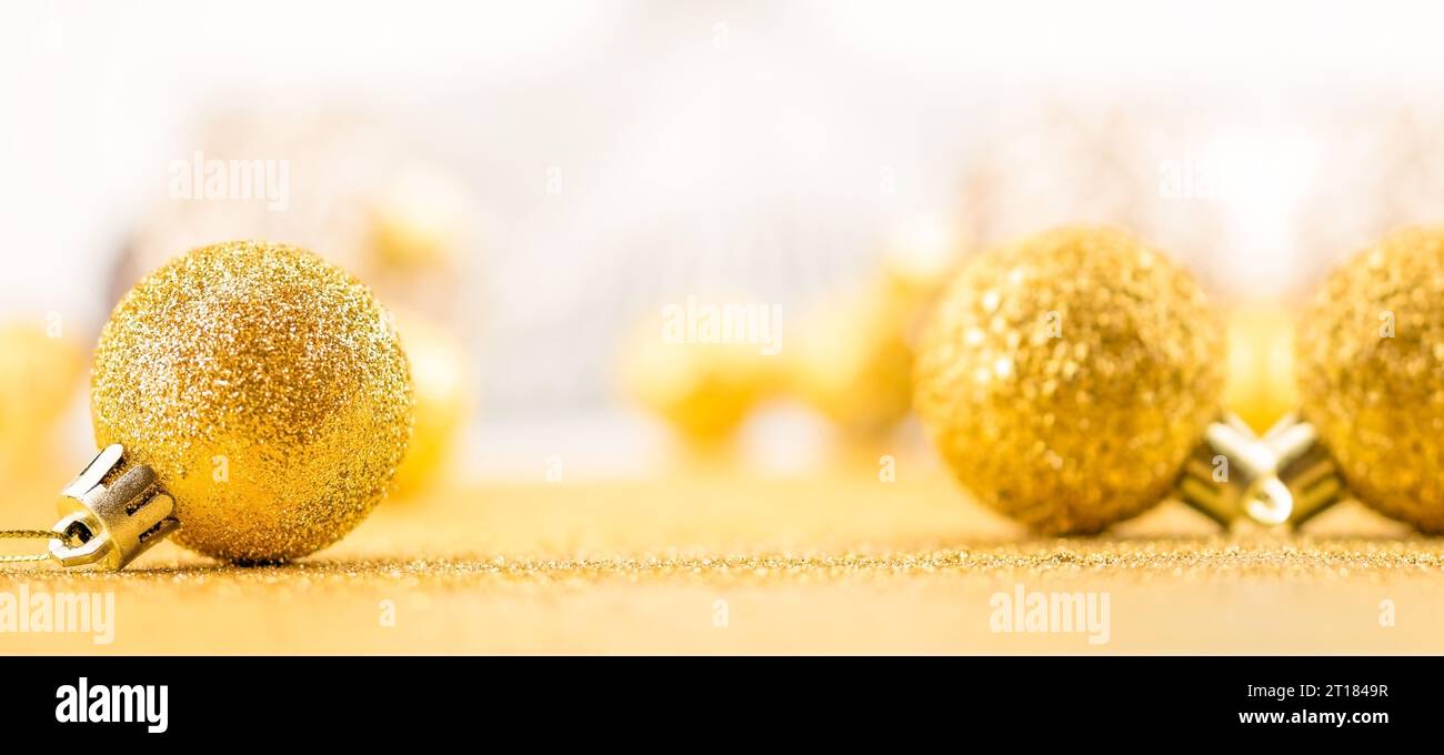 Ornements de Noël avec des lumières délicates. Boules dorées de Noël. Banque D'Images Ornements de Noël avec des lumières délicates. Boules dorées de Noël. Banque D'Images