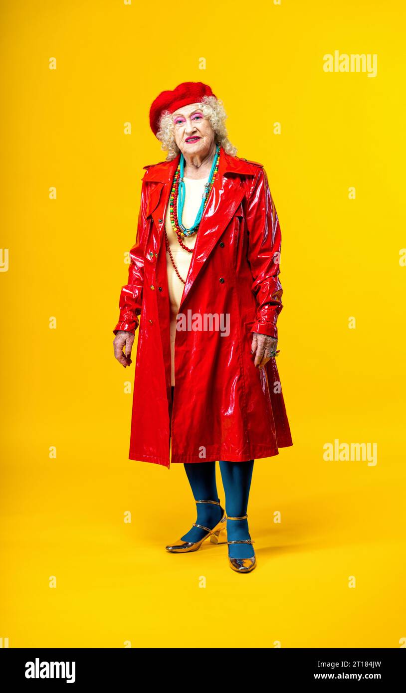 Belle vieille femme agee portant des vetements de fete fantaisie agissant sur un fond colore en studio image conceptuelle sur le troisieme age et l anciennete vieux Photo Stock Alamy