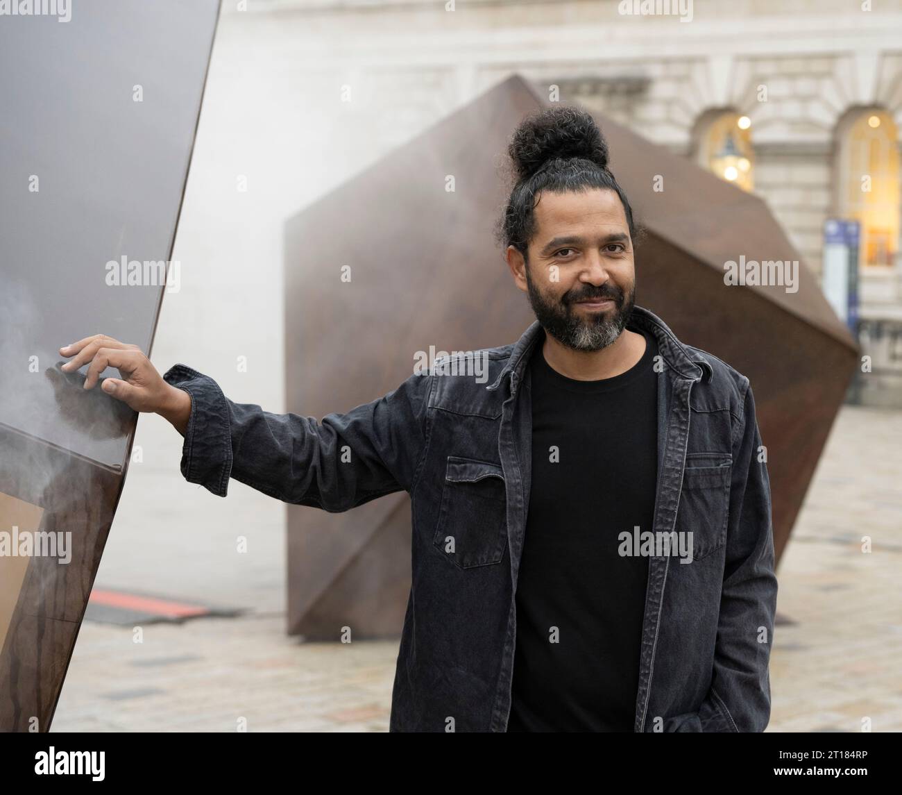 Somerset House, Londres, Royaume-Uni. 12 octobre 2023. 1-54 Contemporary African Art Fair se déroule pendant la semaine Frieze du 12 octobre au 15 octobre avec plus de 170 artistes travaillant à travers un éventail de médiums allant de la peinture et de la sculpture aux médias mixtes et à l'installation représentés. La Foire se tient pour la quatrième année en partenariat avec la maison de vente aux enchères Christie’s. Image : spécialement commandé pour la cour de la fontaine Edmond J. Safra à Somerset House, l'artiste marocain amine El Gotaibi (photo) présente ses sculptures géométriques. Crédit : Malcolm Park/Alamy Live News Banque D'Images