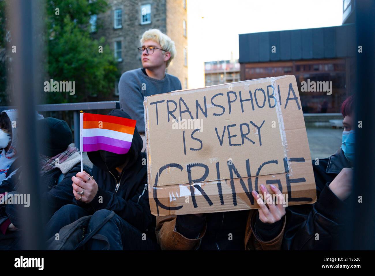 Edimbourg 11 octobre 2023. Les manifestants Pro Trans organisent une manifestation et tentent d'empêcher les détenteurs de billets d'entrer dans le lieu de l'université d'Édimbourg Banque D'Images