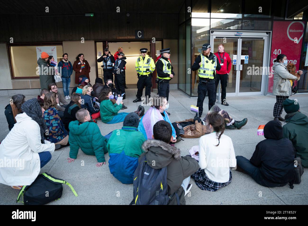 Edimbourg 11 octobre 2023. Les manifestants Pro Trans organisent une manifestation et tentent d'empêcher les détenteurs de billets d'entrer dans le lieu de l'université d'Édimbourg Banque D'Images