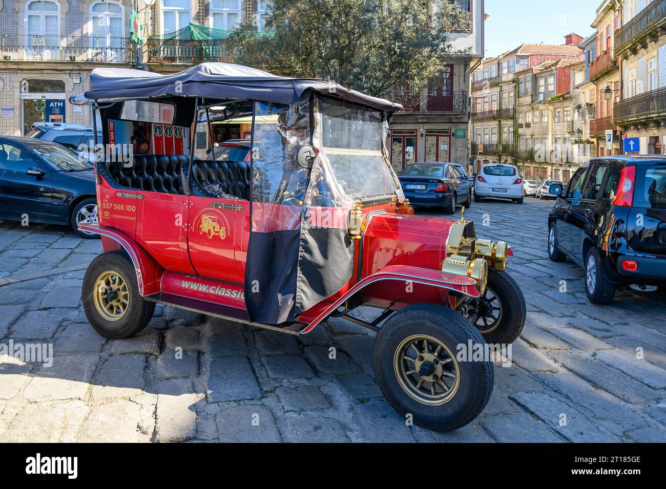 Voiture classique vintage offrant des visites dans la vieille ville ou le quartier historique de la ville. Banque D'Images