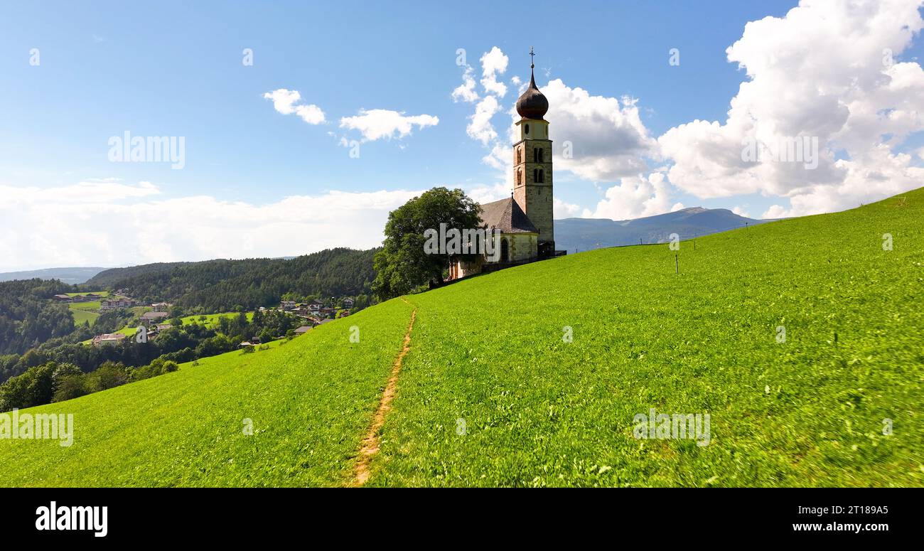 Vue aérienne estivale de St. Église Valentin, Castelrotto, Dolomites, Alpes, Bolzano, Tyrol du Sud Italie Europe Banque D'Images