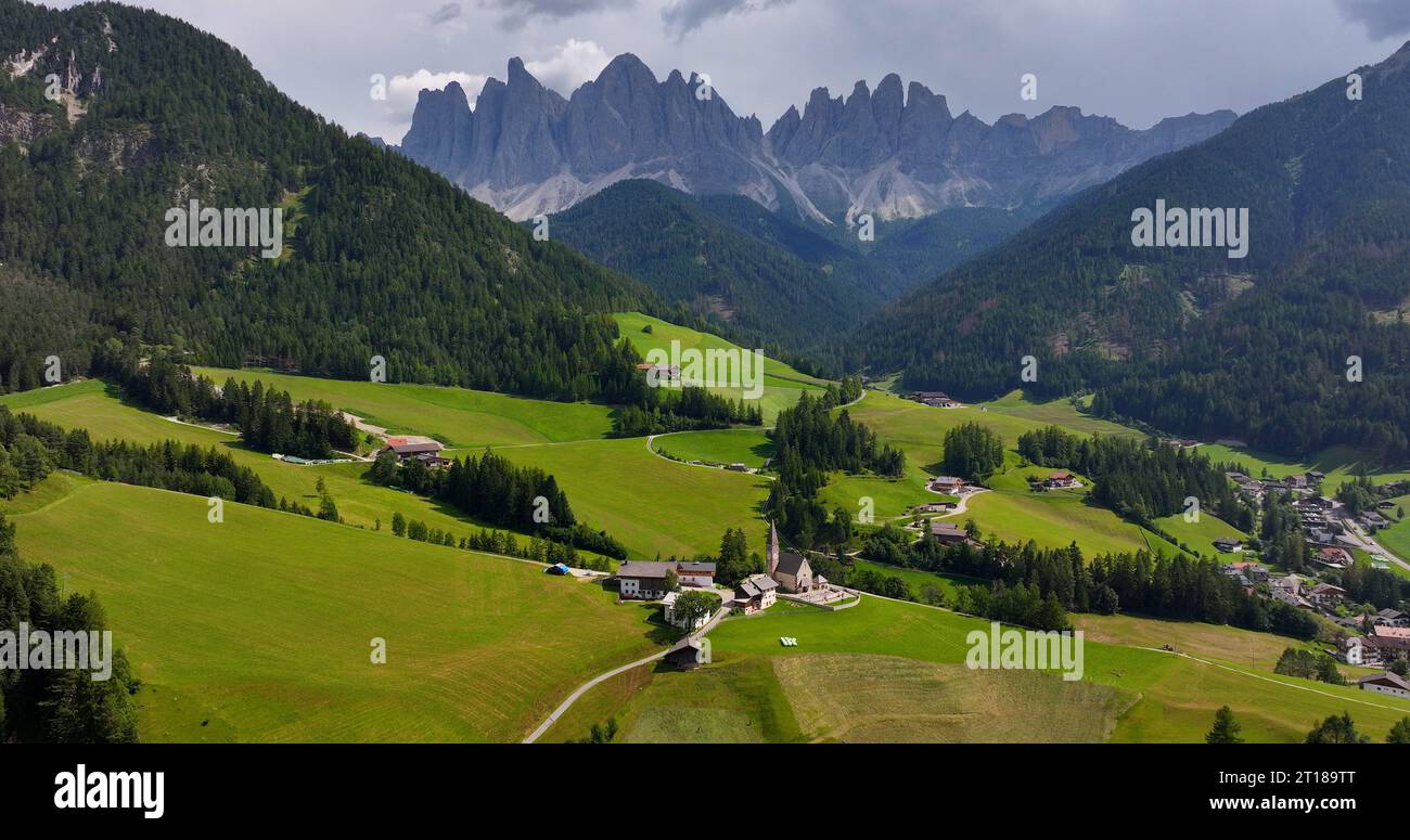 Vue aérienne de St. Eglise Magdalena dans la vallée de Funes et le parc naturel de Puez Odle, Dolomites, Italie Banque D'Images