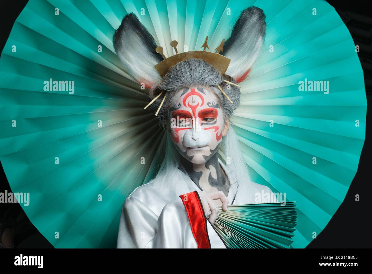 Portrait coloré de visage de femme mignon dans le masque animal et le maquillage créatif. Halloween, Carnaval et Cosplay concept Banque D'Images