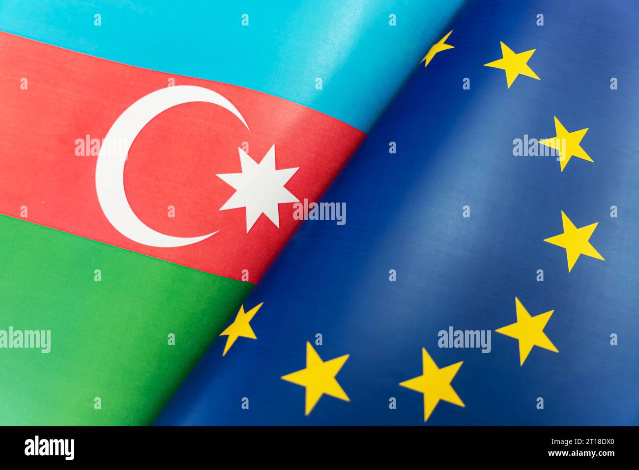 Drapeaux de l'Union européenne et de l'azerbaïdjan. La notion de relations internationales entre les pays. Le concept d'alliance ou de confrontation soit Banque D'Images