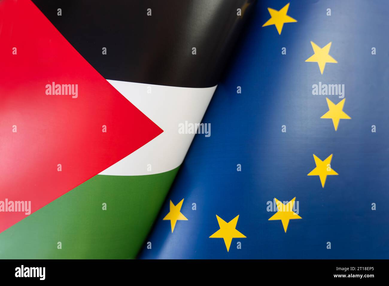 Drapeaux de la palestine et de l'Union européenne. La notion de relations internationales entre les pays. Le concept d'alliance ou de pari de confrontation Banque D'Images