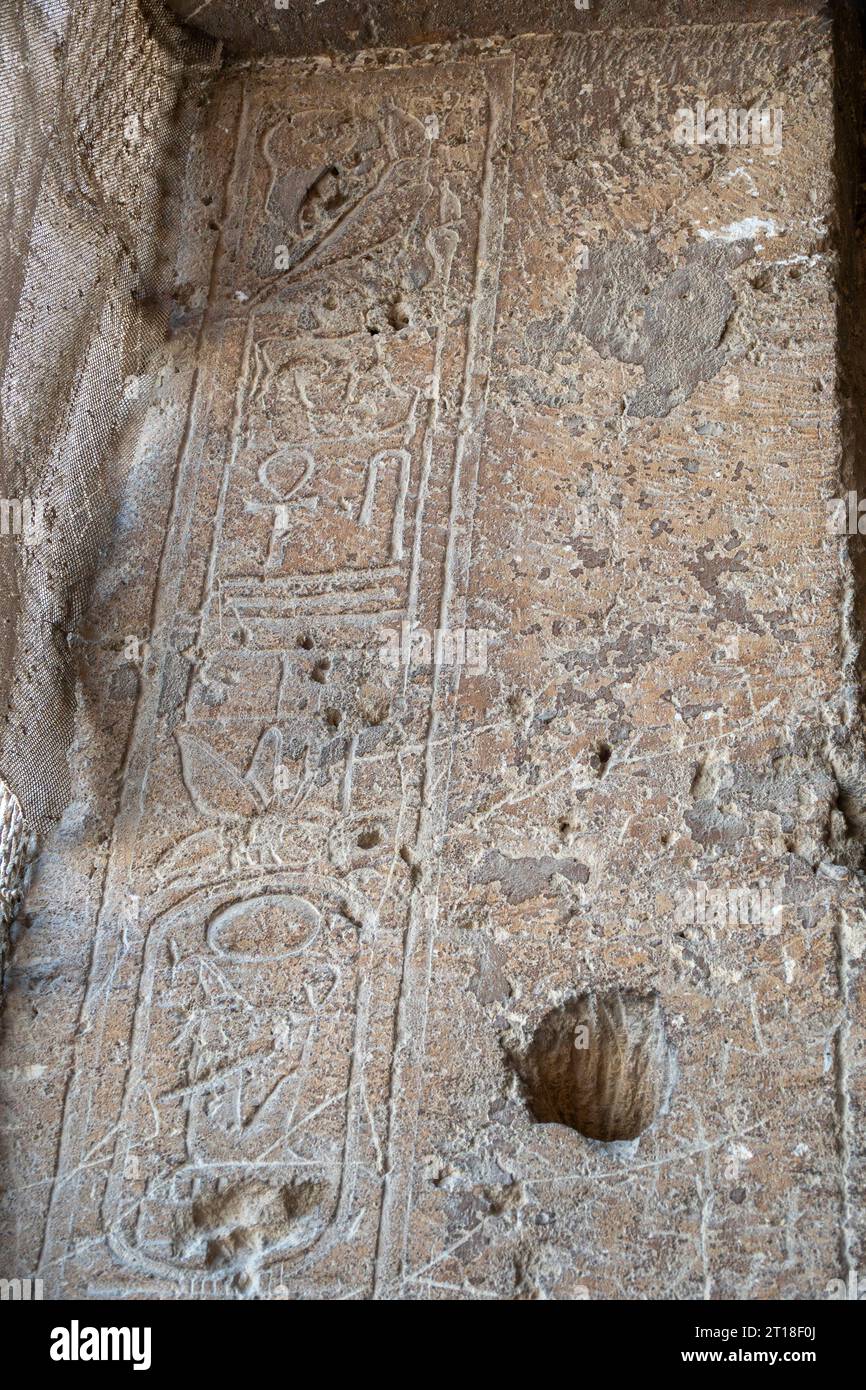 La chapelle taillée dans la roche de la reine Hatshepsout « SPEOS Artemidos » connue sous le nom de Stabl Antar, en Égypte centrale. Banque D'Images