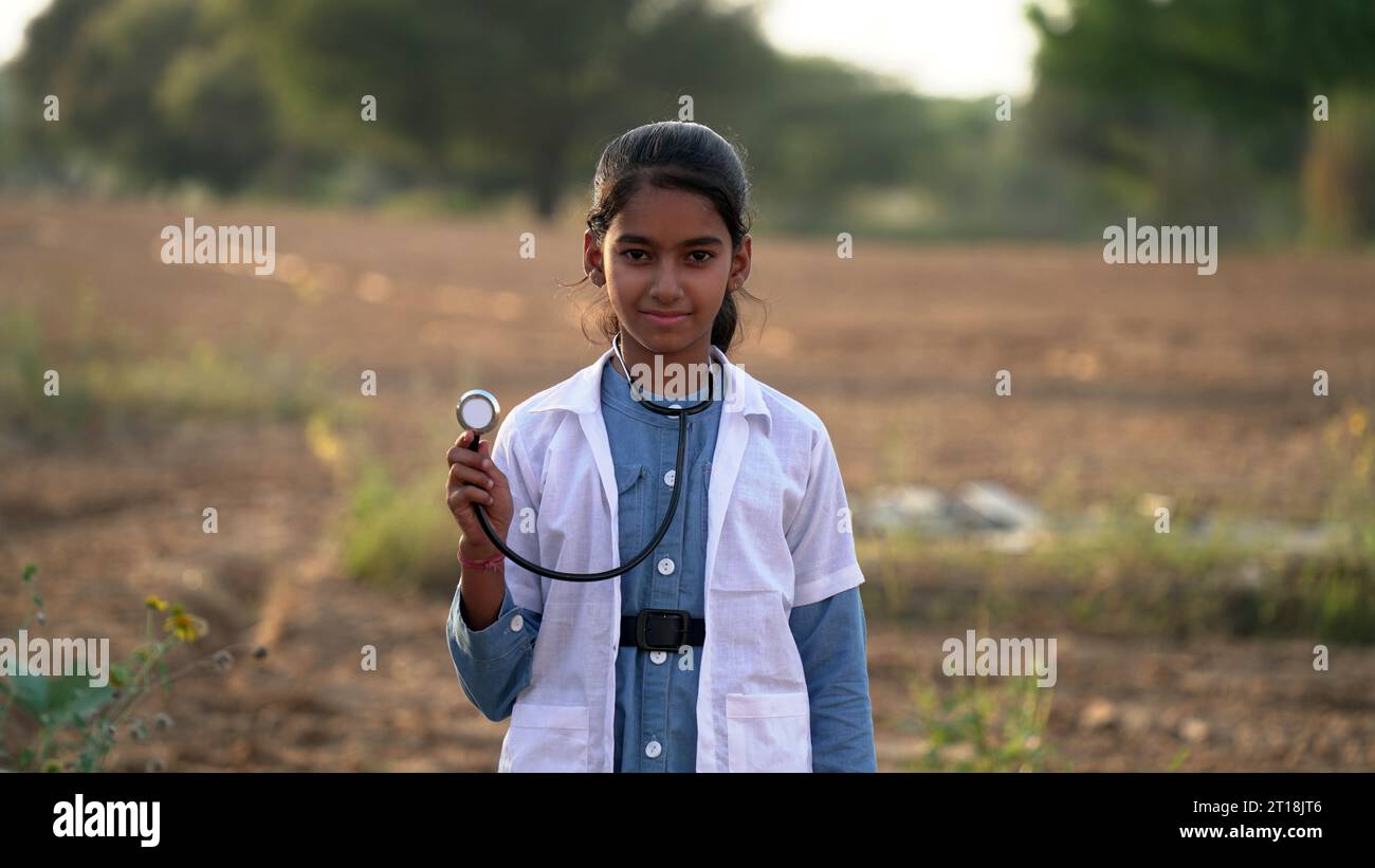 Concept médical de la belle femme indienne médecin en manteau blanc avec stéthoscope, taille vers le haut. Étudiant en médecine. Femme employée d'hôpital regardant la caméra A Banque D'Images