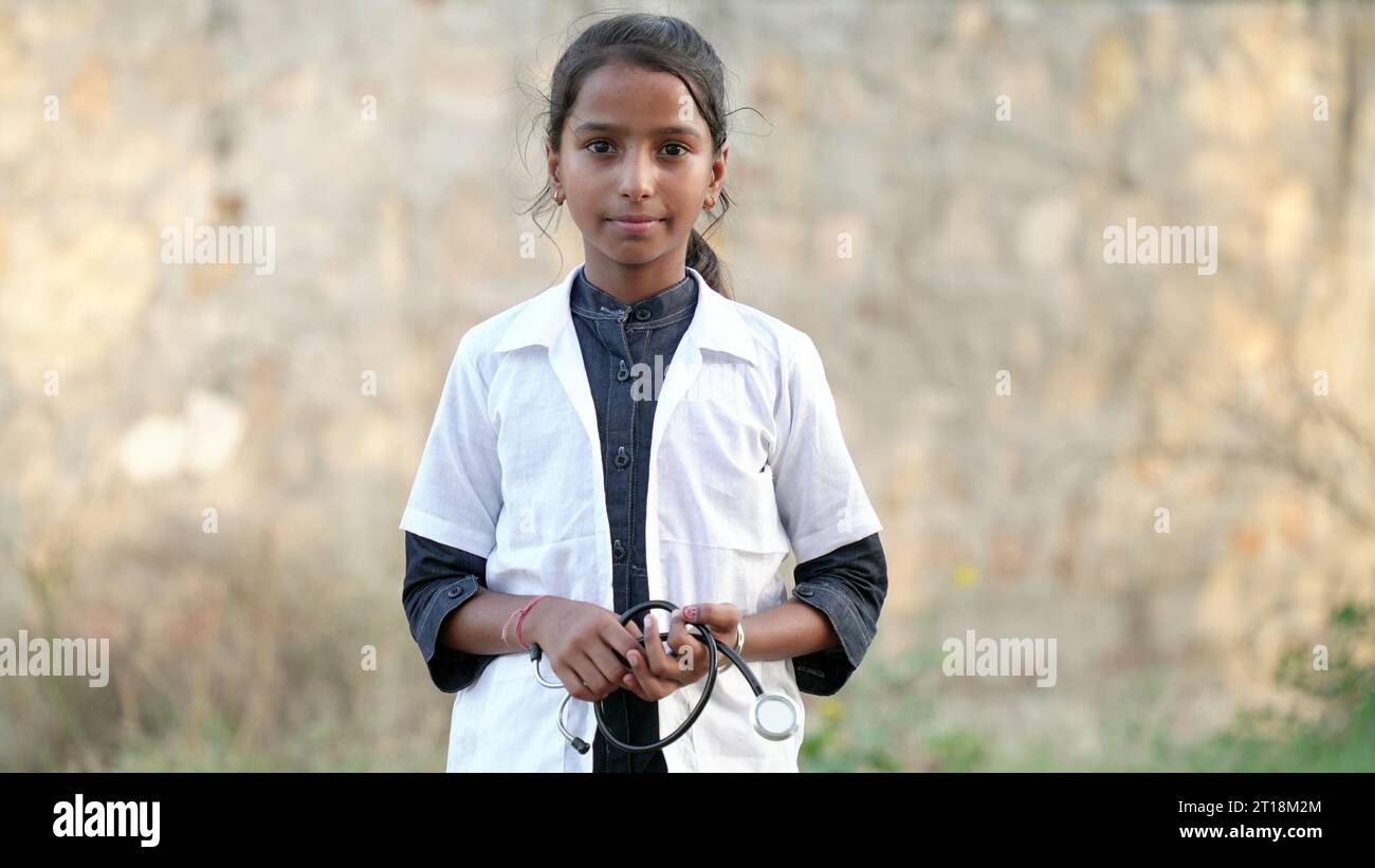 Médecin ou pédiatre féminin avec stéthoscope écoutant le patient du garçon de battement de coeur