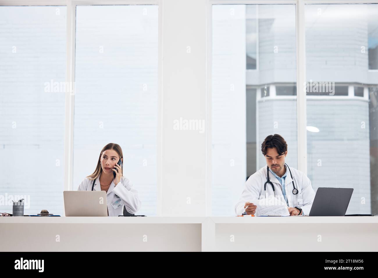 Les médecins, l'équipe et l'hôpital appellent, planifient ou communiquent pour les services de télésanté ou la recherche clinique. Les personnes médicales travaillant dans le bureau ou Banque D'Images