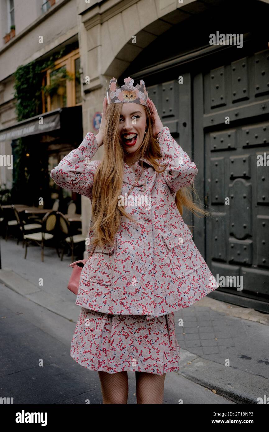 Street style, Audrey Freeman arrivée chez Paul et Joe Printemps été 2024 Présentation, rue de la Bucherie, Paris, France, le 29 septembre 2023. Photo de Marie-Paola Bertrand-Hillion/ABACAPRESS.COM Banque D'Images