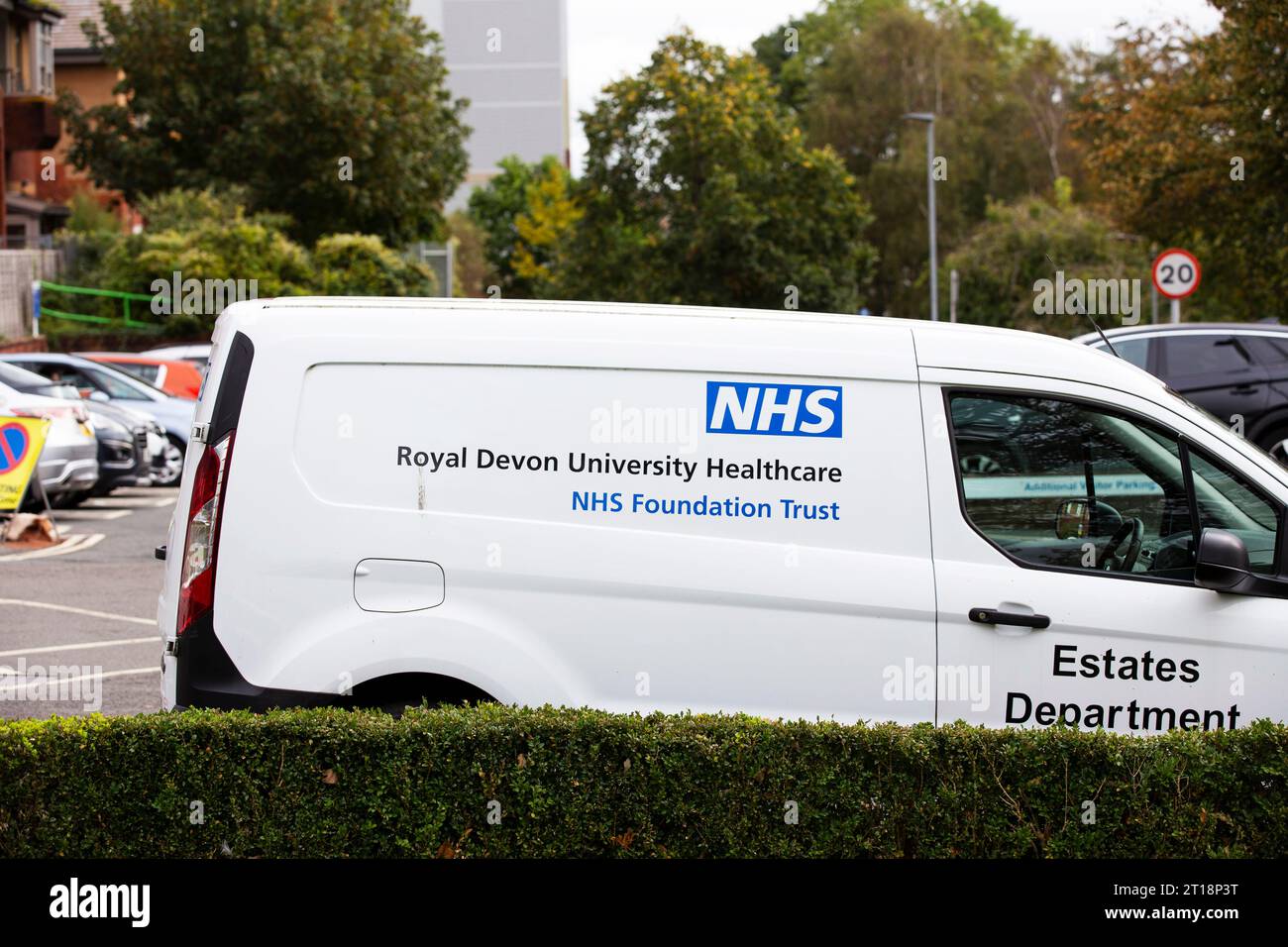 NHS van blanc dans le parking de l'hôpital RD&E à Exeter Banque D'Images