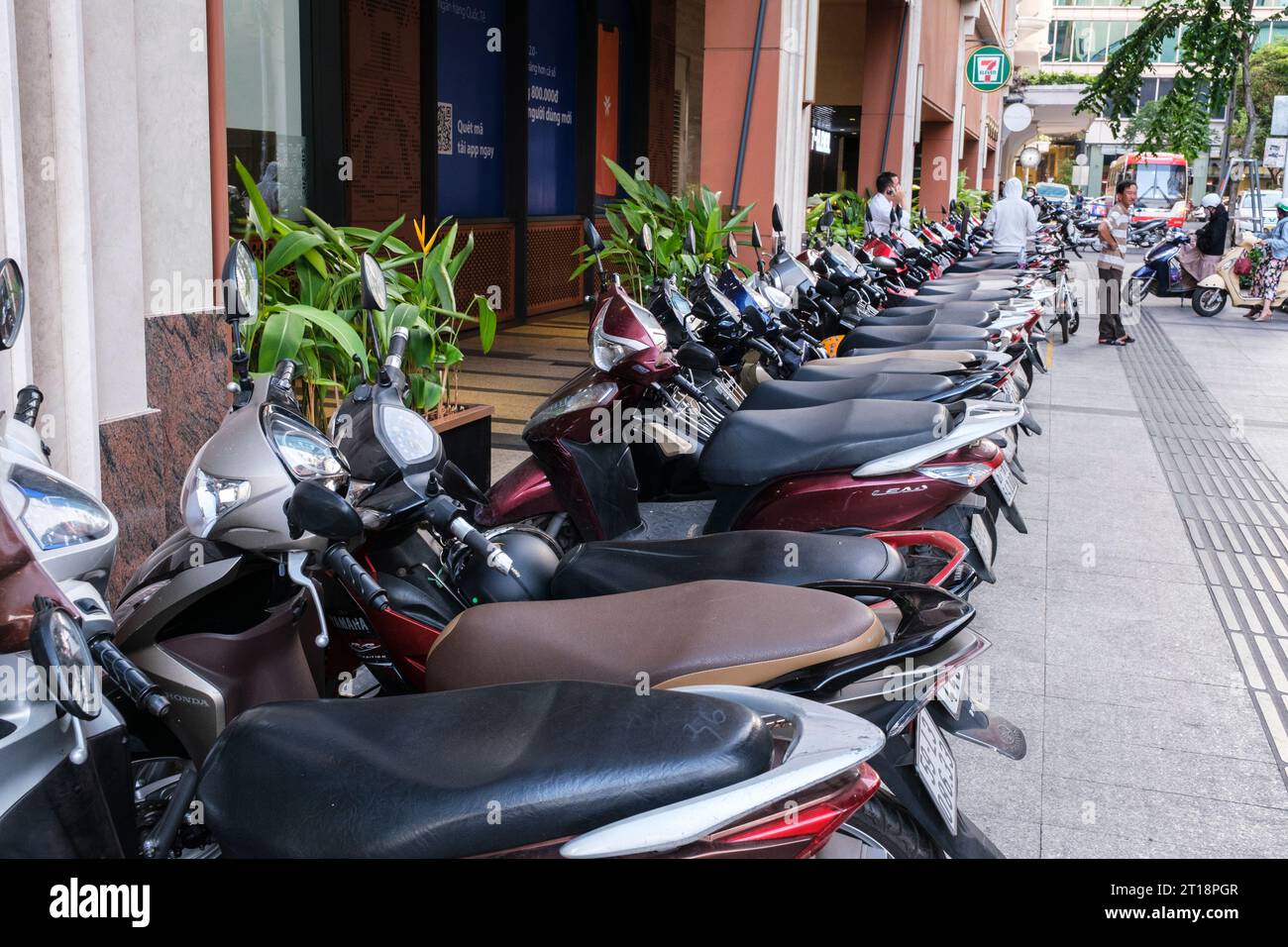 Ho Chi Minh, Vietnam, parking trottoir des motos. Banque D'Images