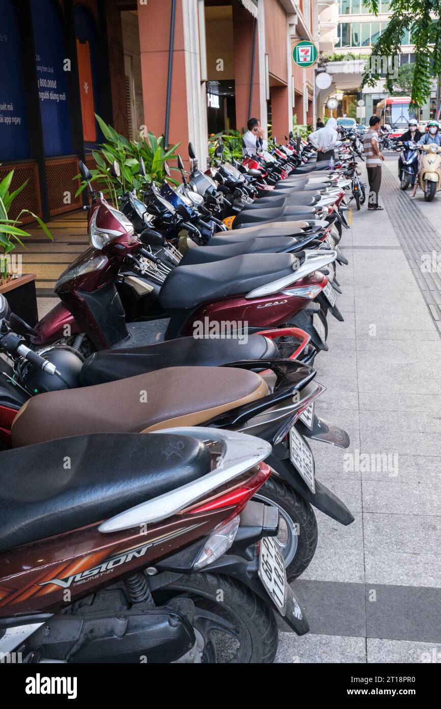 Ho Chi Minh, Vietnam, parking trottoir des motos. Banque D'Images