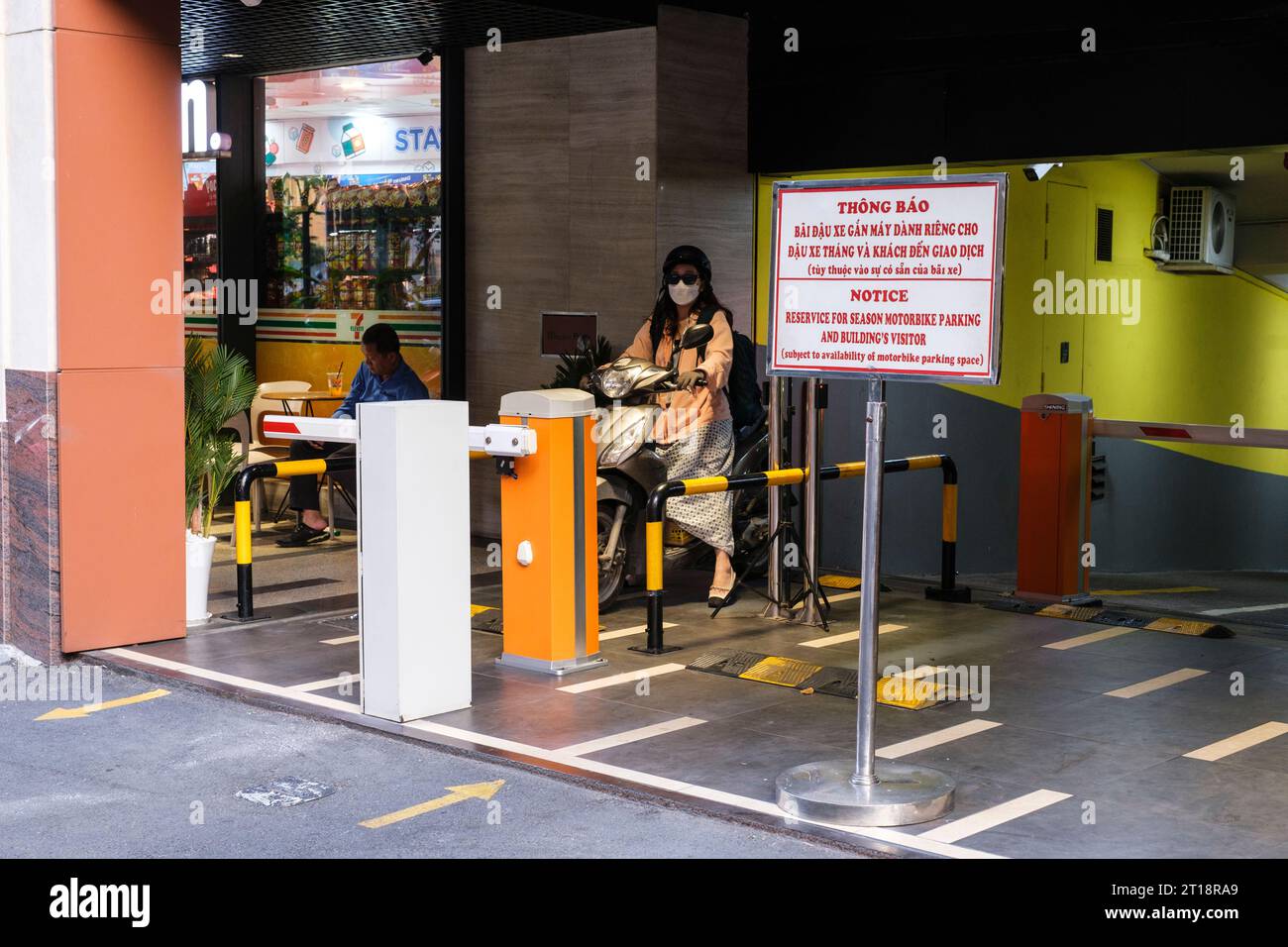 Ho Chi Minh, Vietnam. Moto sortant parking garage pour motos. Banque D'Images