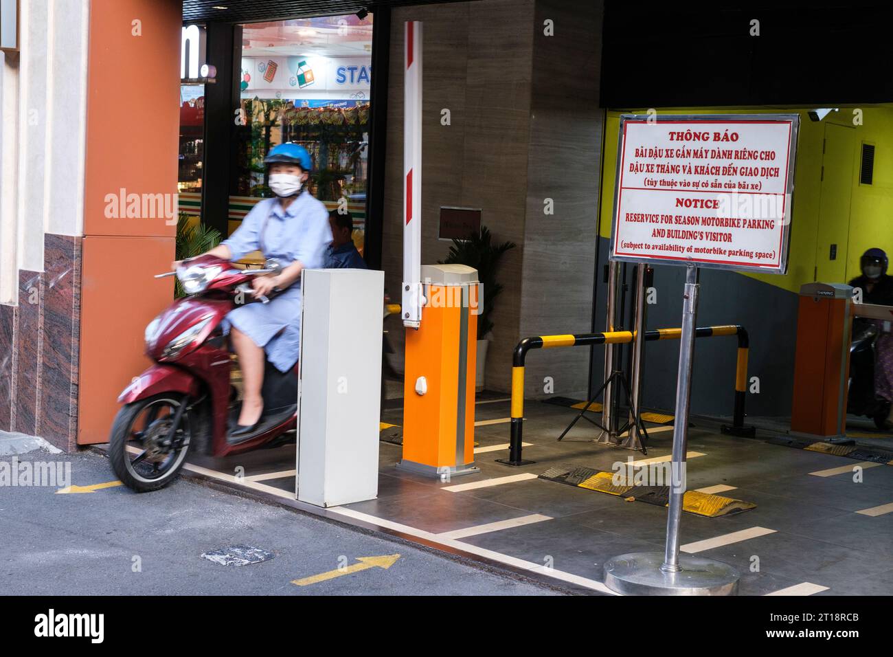 Ho Chi Minh, Vietnam. Moto sortant parking garage pour motos. Banque D'Images