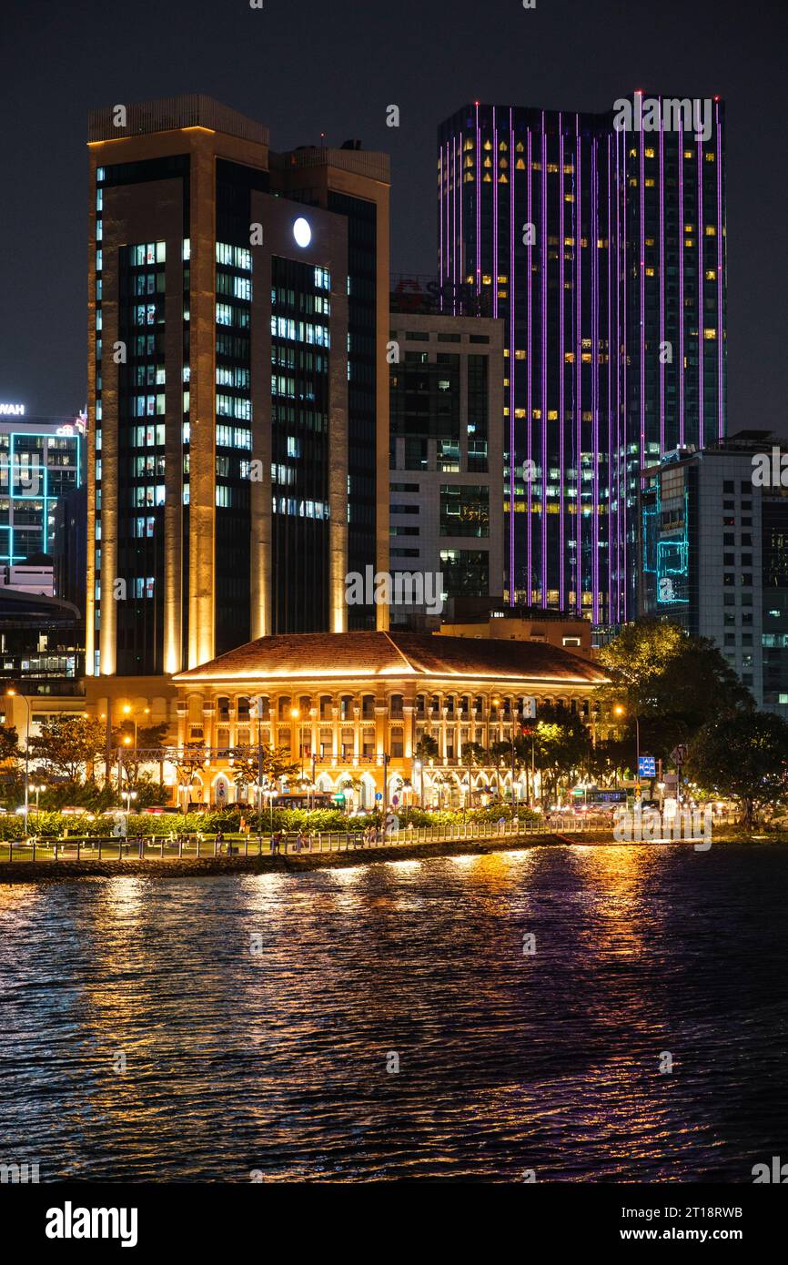 Ho Chi Minh, Vietnam. Vue sur la rivière Saigon la nuit. Bâtiment de trois étages du Département des douanes en premier plan. Banque D'Images