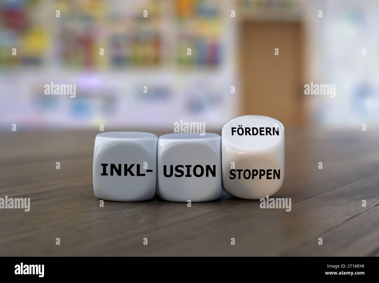 Dice forme l'expression allemande 'Inklusion stoppen' (inclusion d'arrêt) et 'Inklusion fördern' (inclusion de support). Banque D'Images