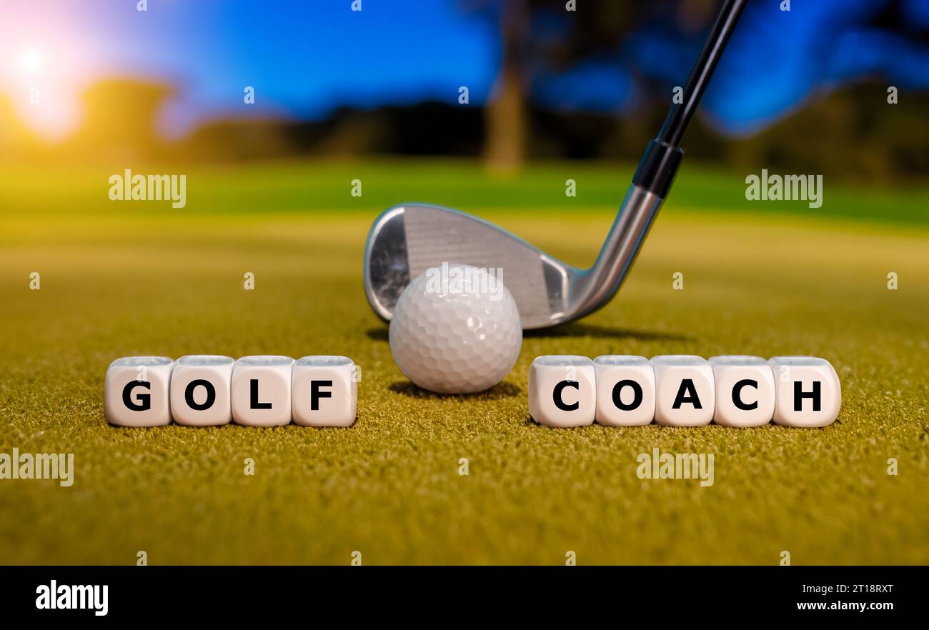 Les dés forment l'expression « entraîneur de golf » sur un terrain de golf. Banque D'Images