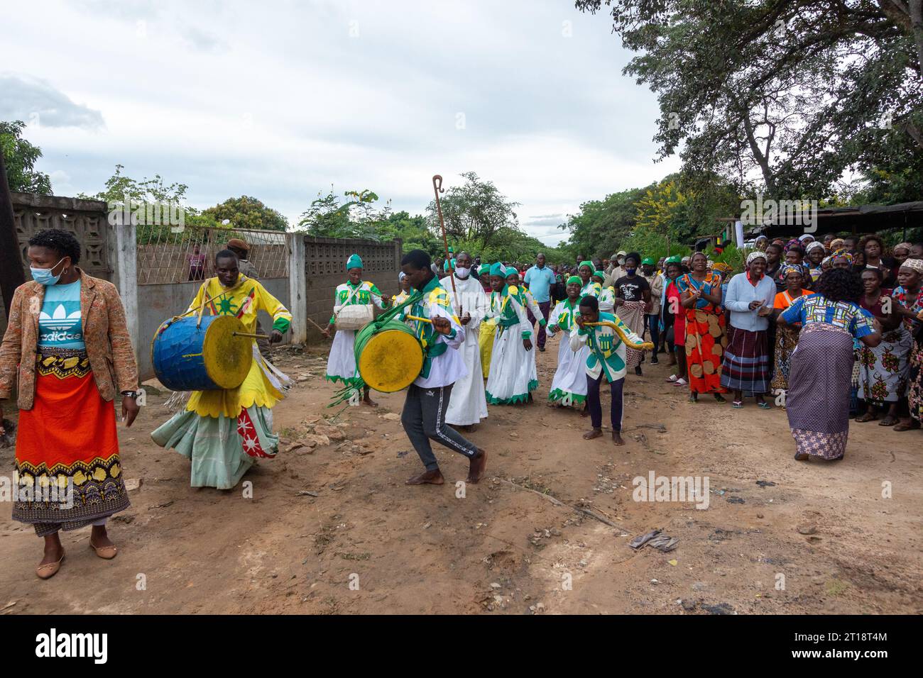 Manica, Mozambique - octobre 24 2018 : membres de l'église apostolique Ejuwel Jekenisheni de sent Luke dansant et jouant des cors et des tambours à sangle Banque D'Images
